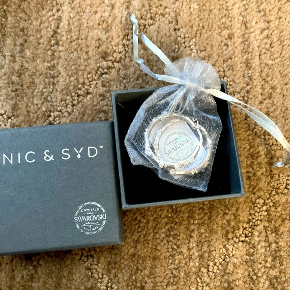 Beautiful earrings v comfortable to wear - Picture 2 of 5